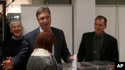 Premijer Srbije Aleksandar Vučić glasa na izborima