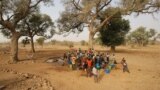 Des femmes et des enfants dans Bandiagara, Mali, le 13 fevrier 2005