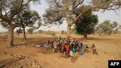 Des femmes et des enfants dans Bandiagara, Mali, le 13 fevrier 2005