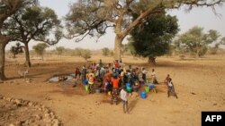 Des femmes et des enfants dans Bandiagara, Mali, le 13 fevrier 2005