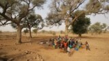 Des femmes et des enfants dans Bandiagara, Mali, le 13 fevrier 2005