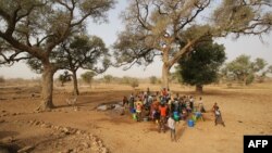 Des femmes et des enfants dans Bandiagara, Mali, le 13 fevrier 2005