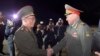 지난해 7월 평양에 도착한 세르게이 쇼이구 러시아 국방장관(오른쪽)을 강순남 북한 국방상이 맞이하고 있다.