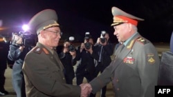 지난해 7월 평양에 도착한 세르게이 쇼이구 러시아 국방장관(오른쪽)을 강순남 북한 국방상이 맞이하고 있다.