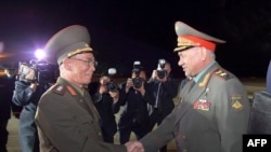 Wezîrê Berevaniya Koreya Bakur Kang Sun Nam (Ç) û hevpîşeyê wî yê Rûs Sergei Shoigu (R).