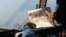 一位越南空军的飞行人员3月11日在搜寻马航失联班机的过程中查看地图
