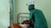 Une personne est soignée dans un hôpital d'Antananarivo, Madagascar, le 27 juin 2016.