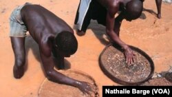 Ex-rebelles du RUF dans une mine de diamant à Tongo dans l’est de la Sierra Leone, janvier 2002. (Nathalie Barge, VOA)