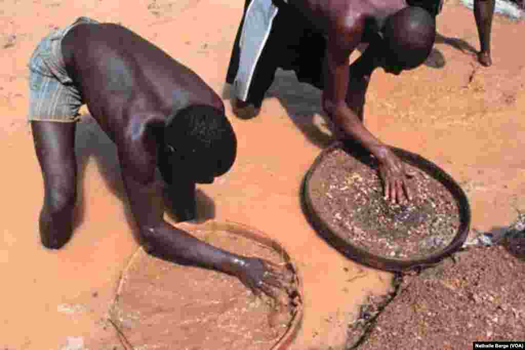 Des ex-rebelles du RUF dans la mine de diamants de Tongo, District de Kenema, Sierra Leone, janvier 2002. (Nathalie Barge, VOA)