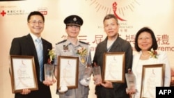 吴恩融(右二)获香港人道年奖