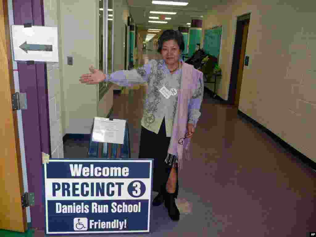 投票站标示之二-选务人员在投票间外