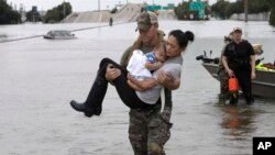 La Swat d'Houston secours des victimes de l'ouragan, le 27 août 2017, à Houston. 