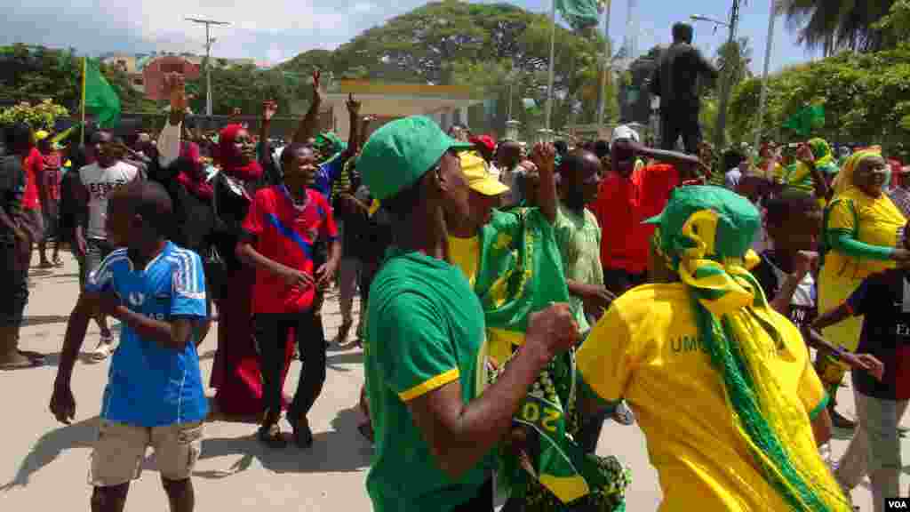 Wafuasi wa chama tawala CCM wakisherehekea ushindi wa Dr Ali Mohamed Shein huko Unguja. Machi 21, 2016