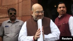 Menteri Dalam Negeri India, Amit Shah, memberikan keterangan kepada media setibanya di gedung parlemen di New Delhi, India, 5 Agustus 2019. 