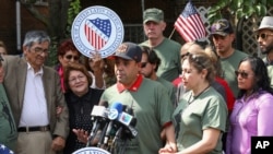 Miguel Perez Jr., salah satu veteran AS yang dideportasi ke Meksiko memberikan konferensi pers (foto: dok). 