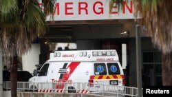Una ambulancia llega a una sala de emergencias del Hospital General de Tampa, Florida, en medio de un repunte de casos de COVID-19 en la ciudad, el 3 de agosto de 2021.