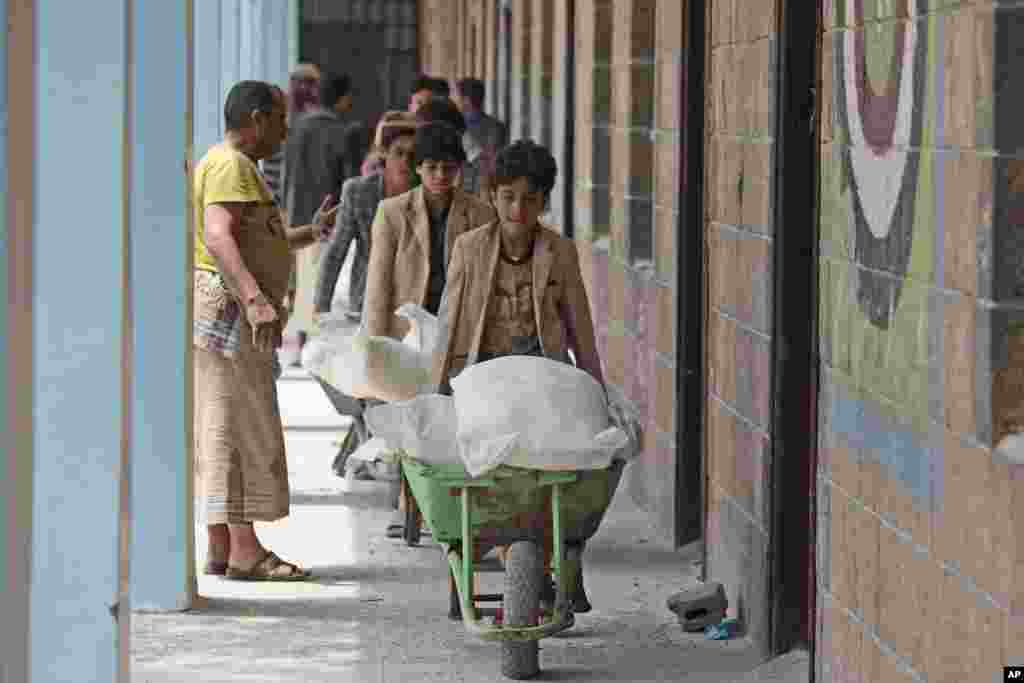  نهادهای بین المللی محموله های غذا و کمک برای مردم یمن در صنعا ارسال کرده اند.&nbsp;