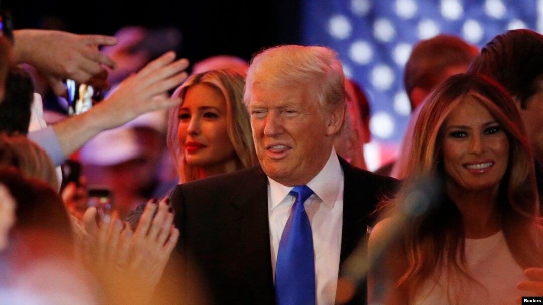 Kandidat za republikansku nominaciju Donald Tramp sa ćerkom Ivankom i suprugom Melanijom posle pobede u Indijani