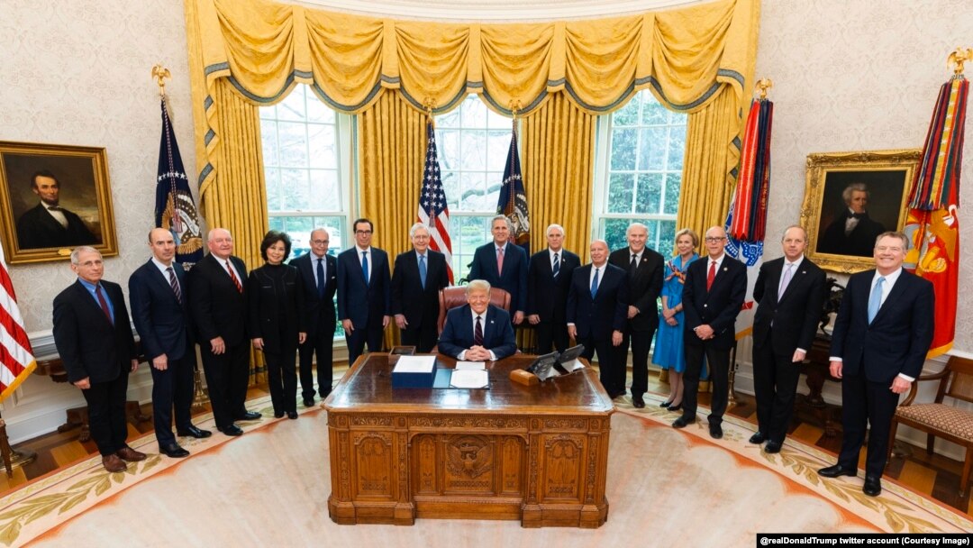 Donald Tramp i američki zvaničnici nakon potpisivanja zakona o paketu ekonomske pomoći (Foto: Tviter nalog Donalda Trampa)