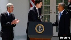 El presidente Barack Obama (derecha), presenta a James Corney (al centro), como su nominado para dirigir el FBI. Robert Mueller (izquierda), actual director del FBI, se retirará a finales de este año.
