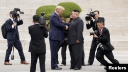 2019년 6월 30일, 대한민국 판문점 남북 비무장지대(DMZ)에서 도널드 트럼프 미국 대통령이 김정은 북한 국무위원장과 만나고 있다.