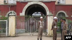 ရန်ကုန်မြို့ရှိ အင်းစိန်အကျဉ်းထောင်ရှေ့တွင် စောင့်ကြပ်နေသည့် လုံခြုံရေးဝန်ထမ်းများ။ (စက်တင်ဘာ ၁၈၊ ၂၀၀၉)