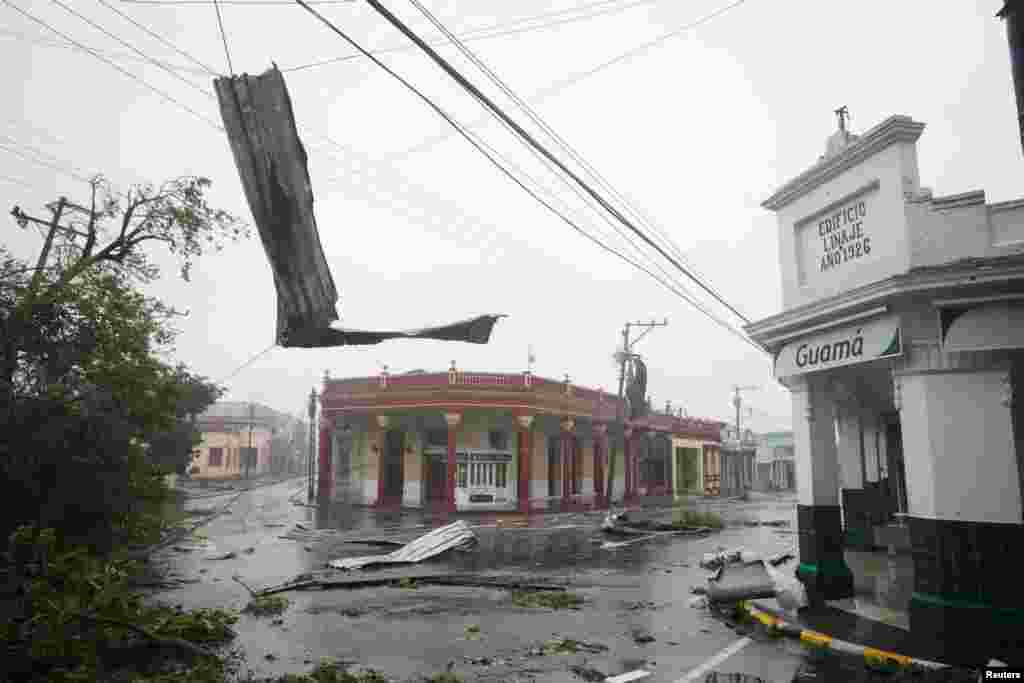 Los escombros cuelgan en la calle cuando el huracán Ian pasa por Pinar del Río, Cuba, el 27 de septiembre de 2022. REUTERS/Alexandre Meneghini