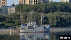 1968년 북한에 나포된 미 해군 정보함 USS 푸에블로호가 2007년 10월 4일, 북한의 수도 평양의 대동강 변에 정박해 있는 모습.