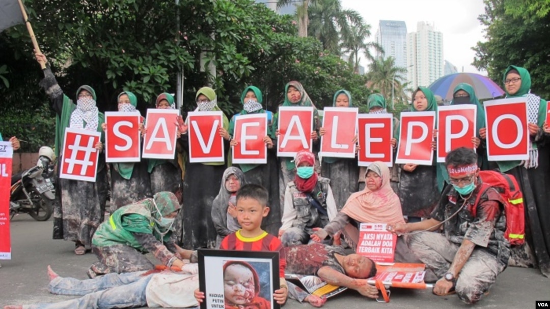 Lebih dari 100 orang menggelar unjuk rasa di depan Kedutaan Besar Rusia di Jakarta untuk memrotes pembunuhan warga sipil di Aleppo, Suriah, dalam aksi hari Senin (19/12). (VOA/Fathiyah Wardah)