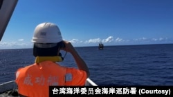 资料照片：台湾海巡署“成功舰”正在监控位于东部花莲港东方33海里处的中国科考船“同济号”。(2026年5月15日)