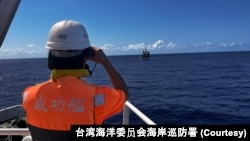 资料照片：台湾海巡署“成功舰”正在监控位于东部花莲港东方33海里处的中国科考船“同济号”。(2026年5月15日)