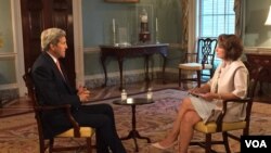 Mtangazaji wa VOA Setareh Derakhshesh akimhoji waziri wa mambo ya nje wa Marekani, John Kerry katika wizara ya mambo ya nje. Julai 20, 2015. 