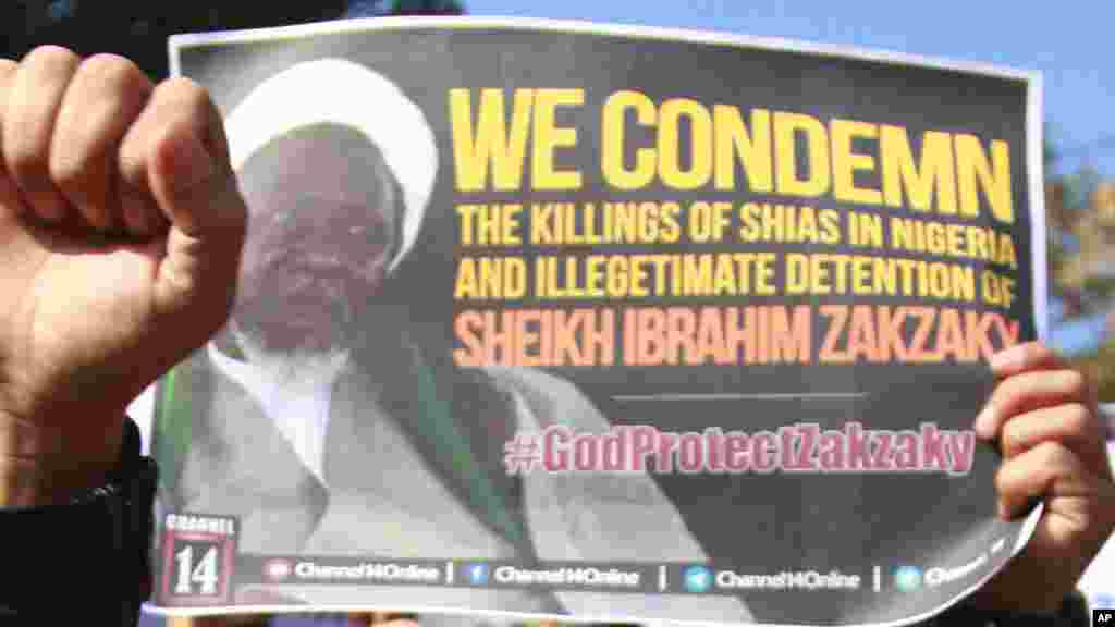 Yau Talata dalibai musulmai a Indiya dauke da alluna, sun yi zangazangar nuna rashin amincewarsu da gwamnatin Najeriya akan kisan daruruwan &#39;yan shi&#39;a da kuma tsare shugabansu Sheikh Ibrahim Zakzaky.