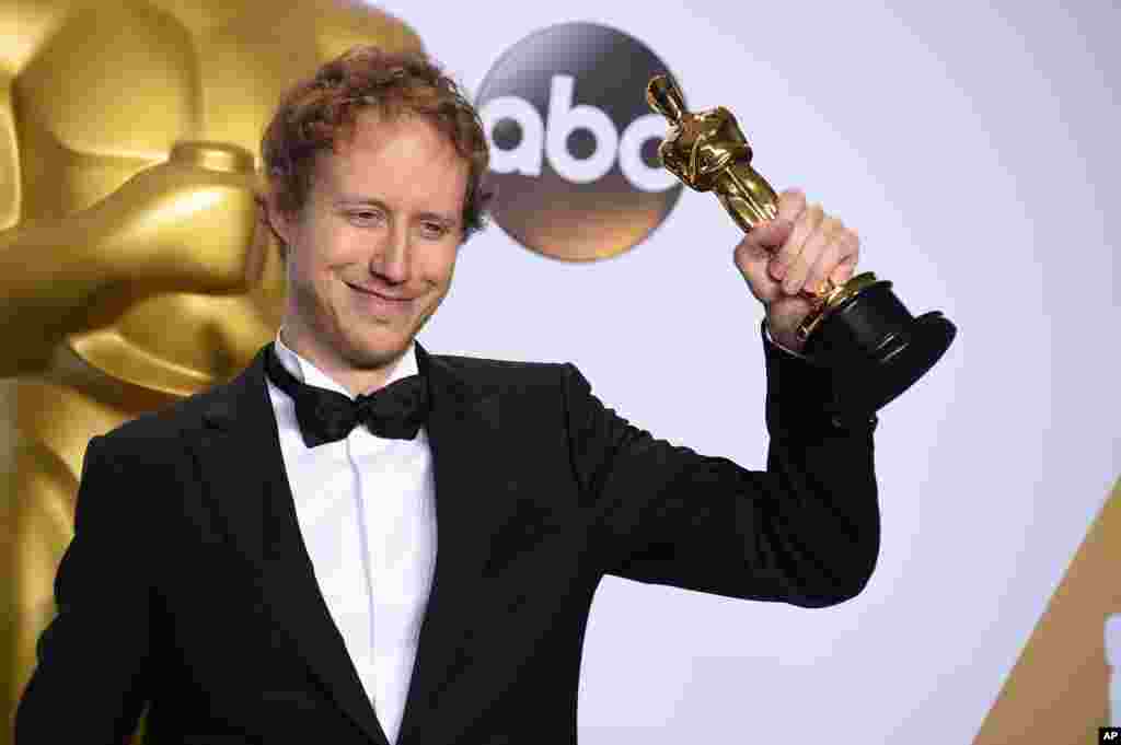 Laszlo Nemes, dari Hungaria, berpose dengan piala Oscars untuk film berbahasa asing terbaik &ldquo;Son of Saul&rdquo; di ruang pers di Oscars, 28 Februari 2016, di Dolby Theatre, Los Angeles.