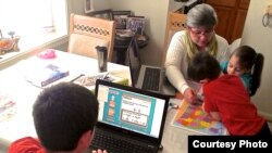 奥德丽•布格尔斯迪克在美国家中给孩子上课 (照片由余木提供)