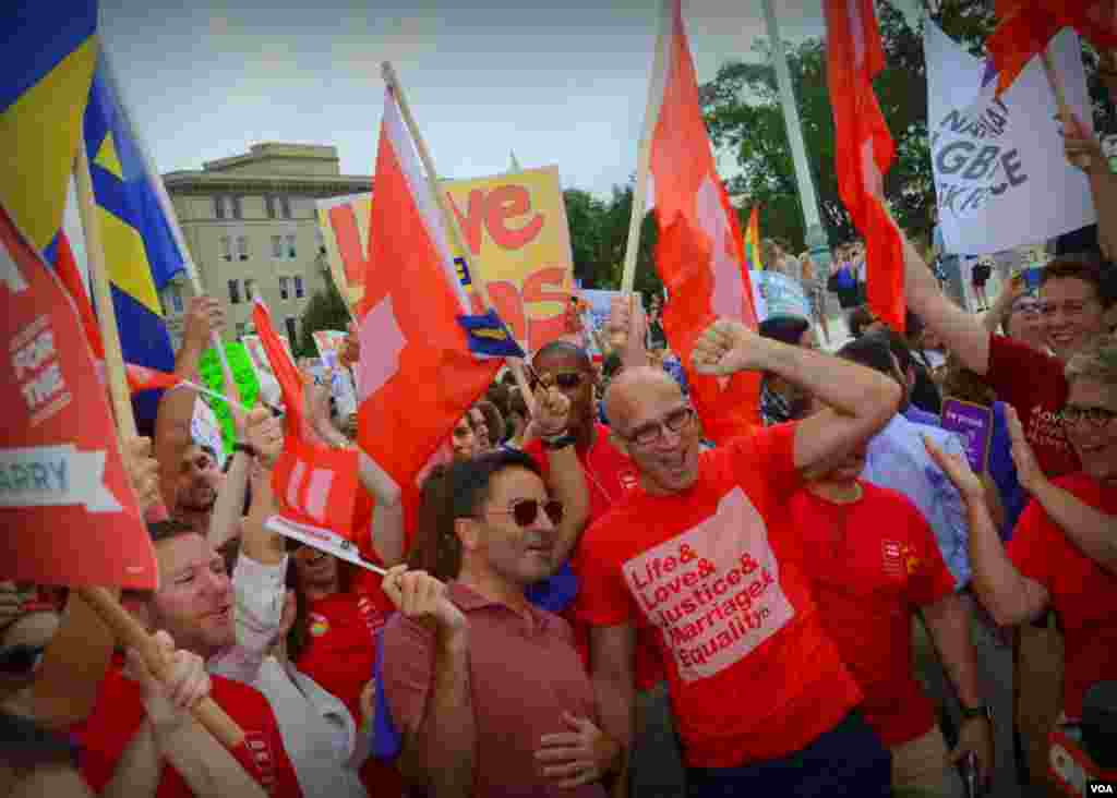 Митингующие овацией встретили решение Верховного суда