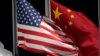 Bendera Amerika dan China berkibar dmenjelang Olimpiade Musim Dingin 2022 di Zhangjiakou, China. Beijing pada Jumat (3/2) mengatakan sedang berupaya memverifikasi laporan AS bahwa sebuah balon mata-mata China sedang terbang di atas AS. (Foto: AP)