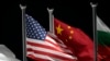 资料照：2022年冬奥会开幕前，美国和中国国旗在中国张家口的云顶滑雪公园飘扬。（美联社）