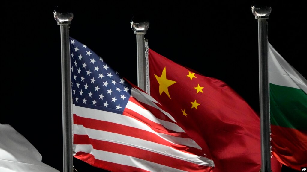 资料照：2022年冬奥会开幕前，美国和中国国旗在中国张家口的云顶滑雪公园飘扬。（美联社）(photo:VOA)