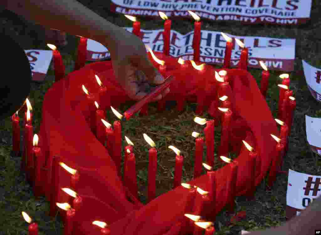 Des bougies allumés pour marquer la Journée mondiale du sida à Quezon City, Philippines, le 1er décembre 2016.