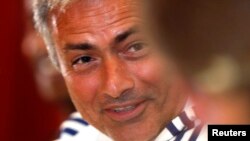 José Mourinho sonríe durante una conferencia de prensa.