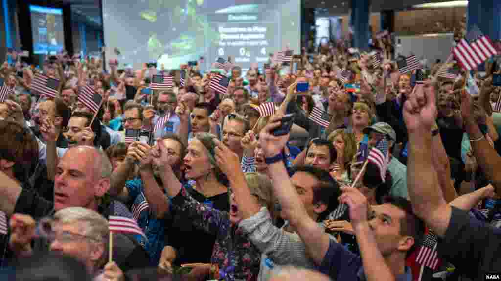 Guest and New Horizons team members countdown to the spacecraft&#39;s closest approach to Pluto, at the Johns Hopkins University Applied Physics Laboratory (APL) in Laurel, Maryland, USA. &nbsp;