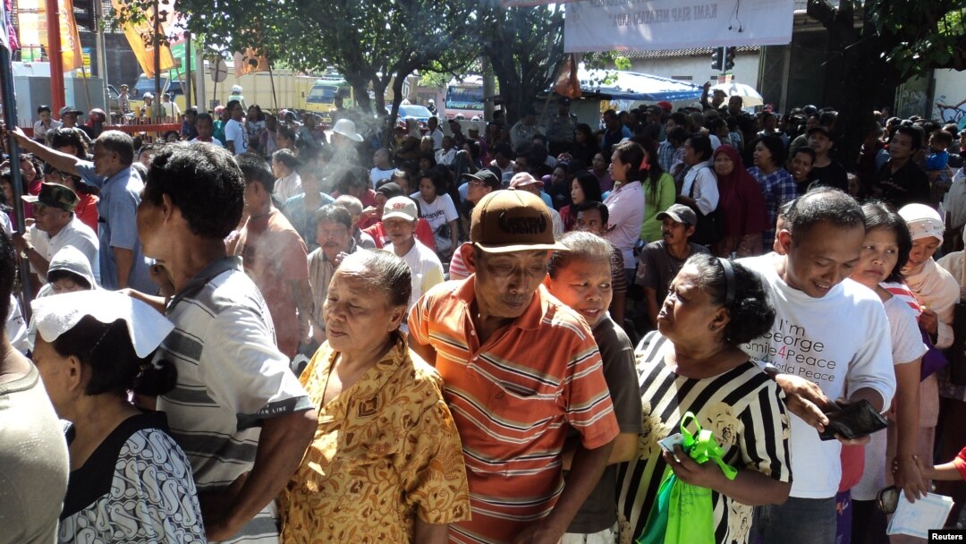 Antrian bantuan langsung sementara masyarakat (BSLM) di Solo, Jawa Tengah. (VOA/Yudha Satriawan)