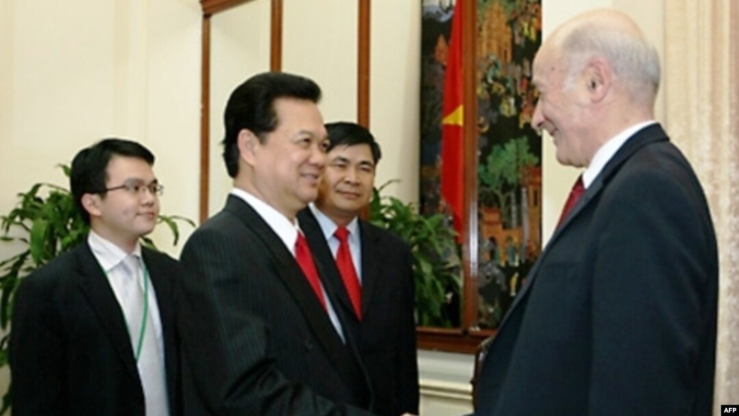 Thủ tướng Nguyễn Tấn Dũng gặp giáo sư Joseph Nye ở Hà Nội hồi tháng Giêng 2010