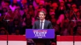 El comediante Tony Hinchcliffe habla durante un acto de campaña del expresidente de EEUU Donald Trump en el Madison Square Garden de Nueva York el 27 de octubre de 2024.