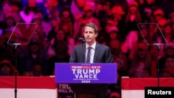 El comediante Tony Hinchcliffe habla durante un acto de campaña del expresidente de EEUU Donald Trump en el Madison Square Garden de Nueva York el 27 de octubre de 2024.