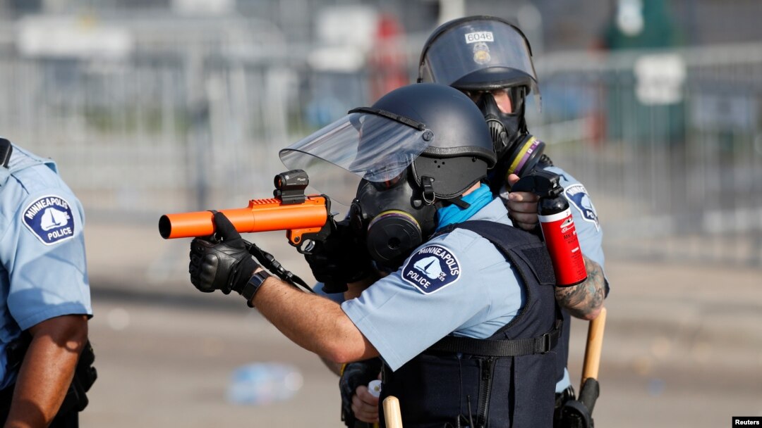 Policajac tokom nemira u Mineapolisu, zbog smrti Afroamerikanca koji je život izgubio tokom privođenja u tom gradu u srijedu, 27. maja 2020. (REUTERS/Eric Miller)