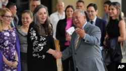 Elvis Amoroso, presidente del Consejo Nacional Electoral de Venezuela, saluda a la principal asesora del Centro Carter en América Latina, Jennie Lincoln, durante su visita a la sede de ese poder en Caracas, el 16 de abril de 2024.