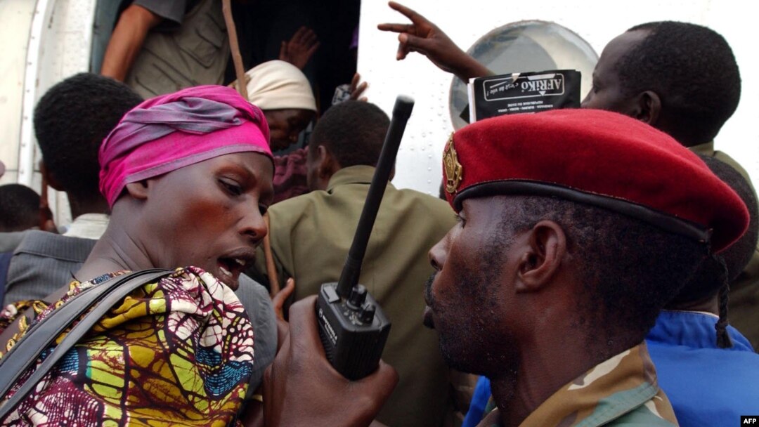 Umusirikare wa Leta ajya impaka n'umuturage wari ugiye kwinjira muri kajugujugu ijya ku gasozi atuyeho