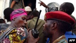 Umusirikare wa Leta ajya impaka n'umuturage wari ugiye kwinjira muri kajugujugu ijya ku gasozi atuyeho